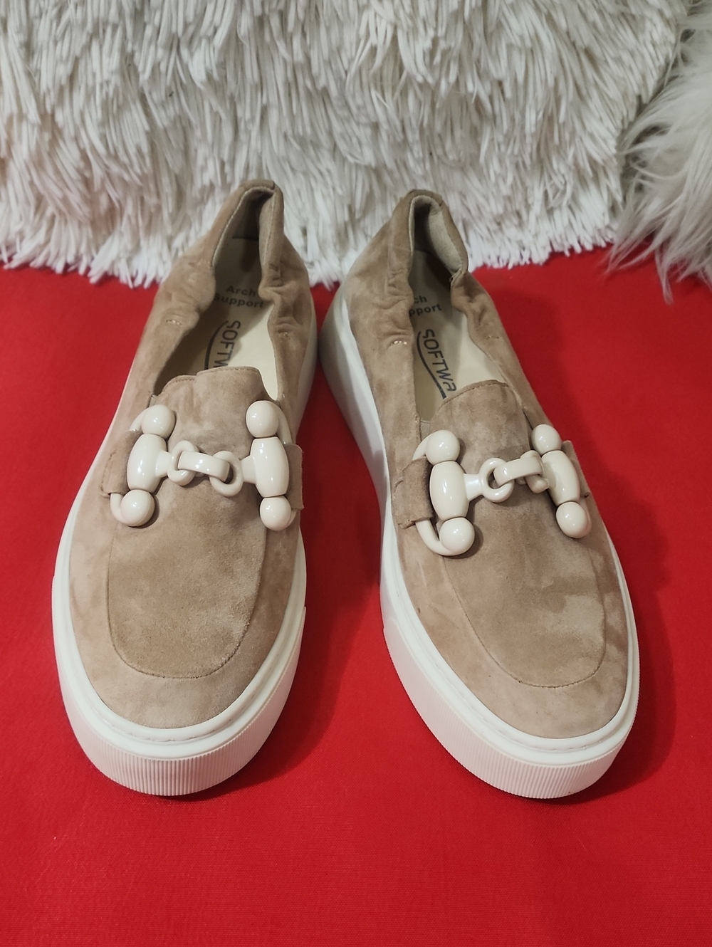 Softwaves Tais - Cuoio Tan Suede Slip-On Loafers with Ivory Chain Accent